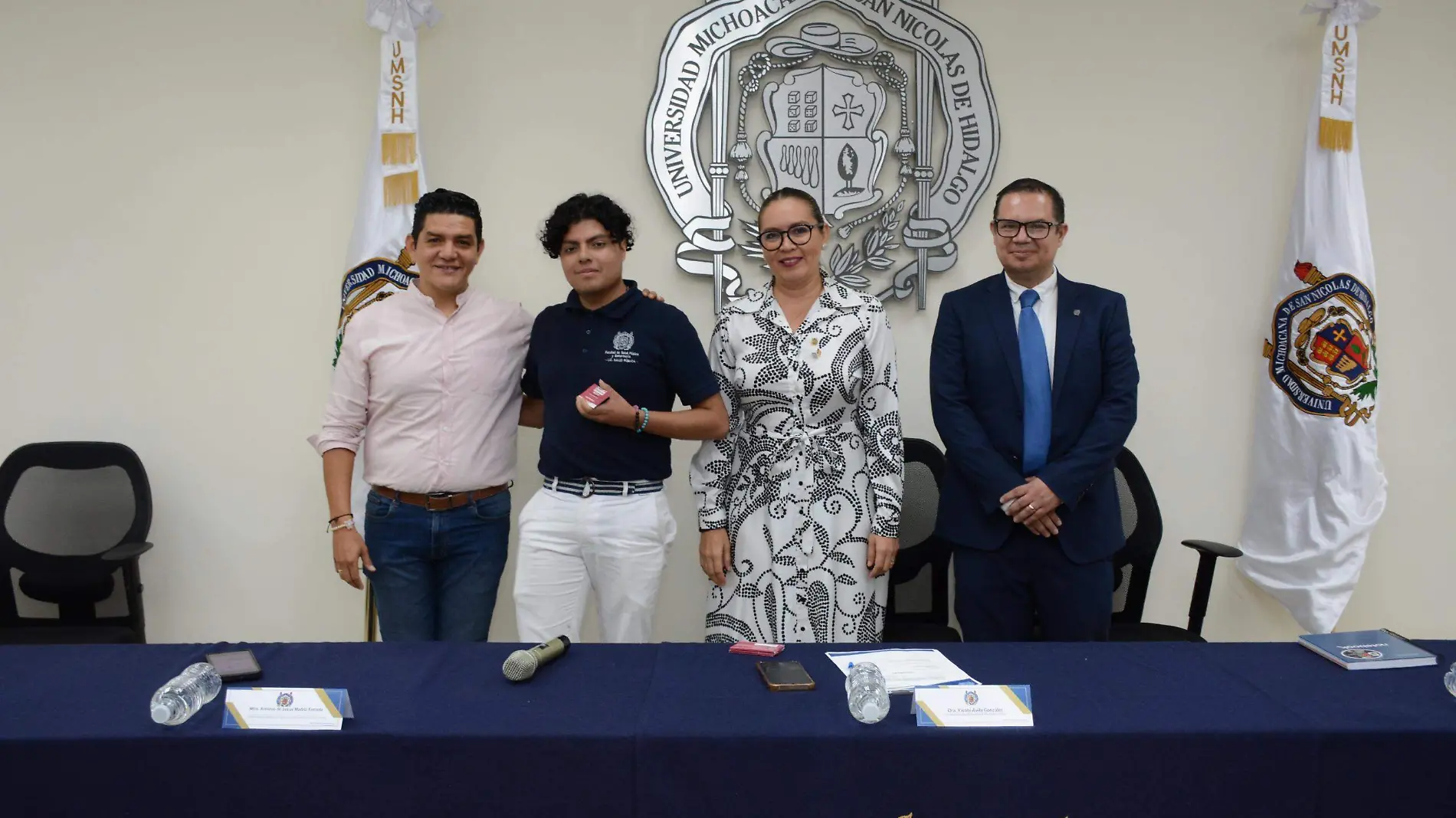 Estudiante Premio Padre de la Patria con autoridades de la UMSNH